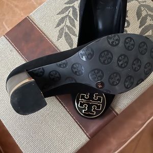 Suede pumps worn once